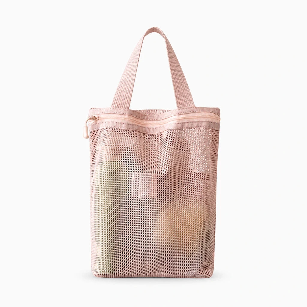 Sac de toilette rose compacte format cabine, maille aérée, vue de trois-quarts