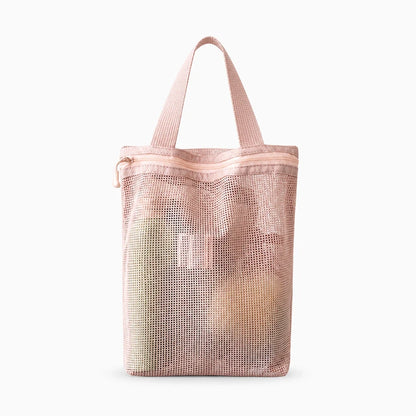 Sac de toilette rose compacte format cabine, maille aérée, vue de trois-quarts