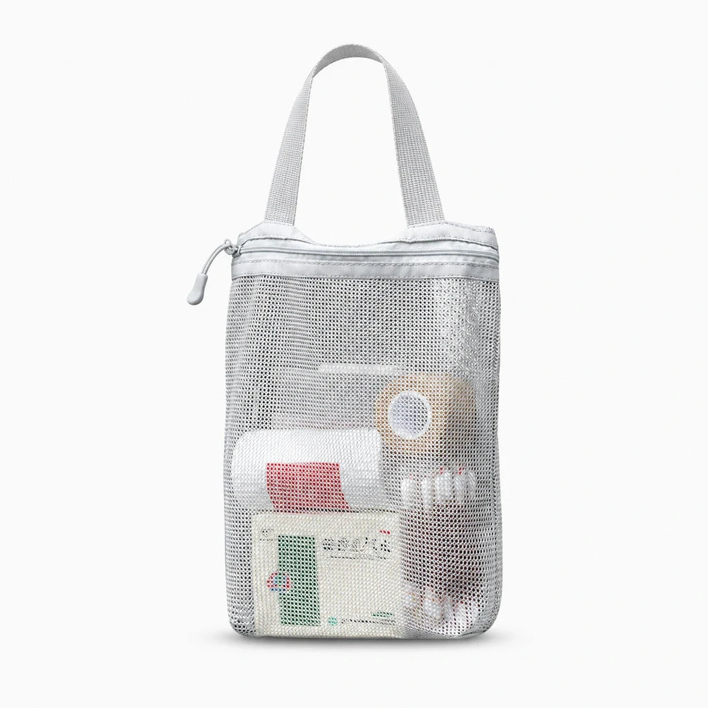 Sac de toilette gris clair en filet respirant, capacité de rangement, vue de trois-quarts