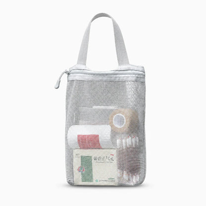 Sac de toilette gris clair en filet respirant, capacité de rangement, vue de trois-quarts