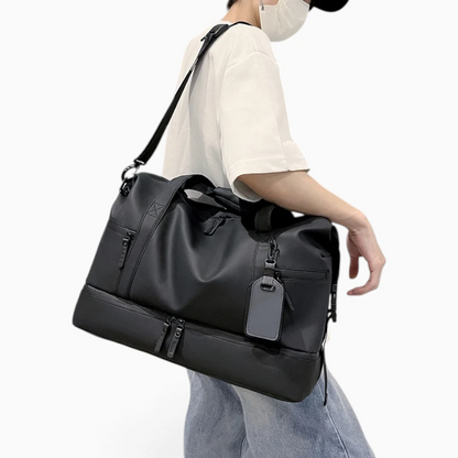 Sac duffel porté en trajet quotidien, silhouette compacte