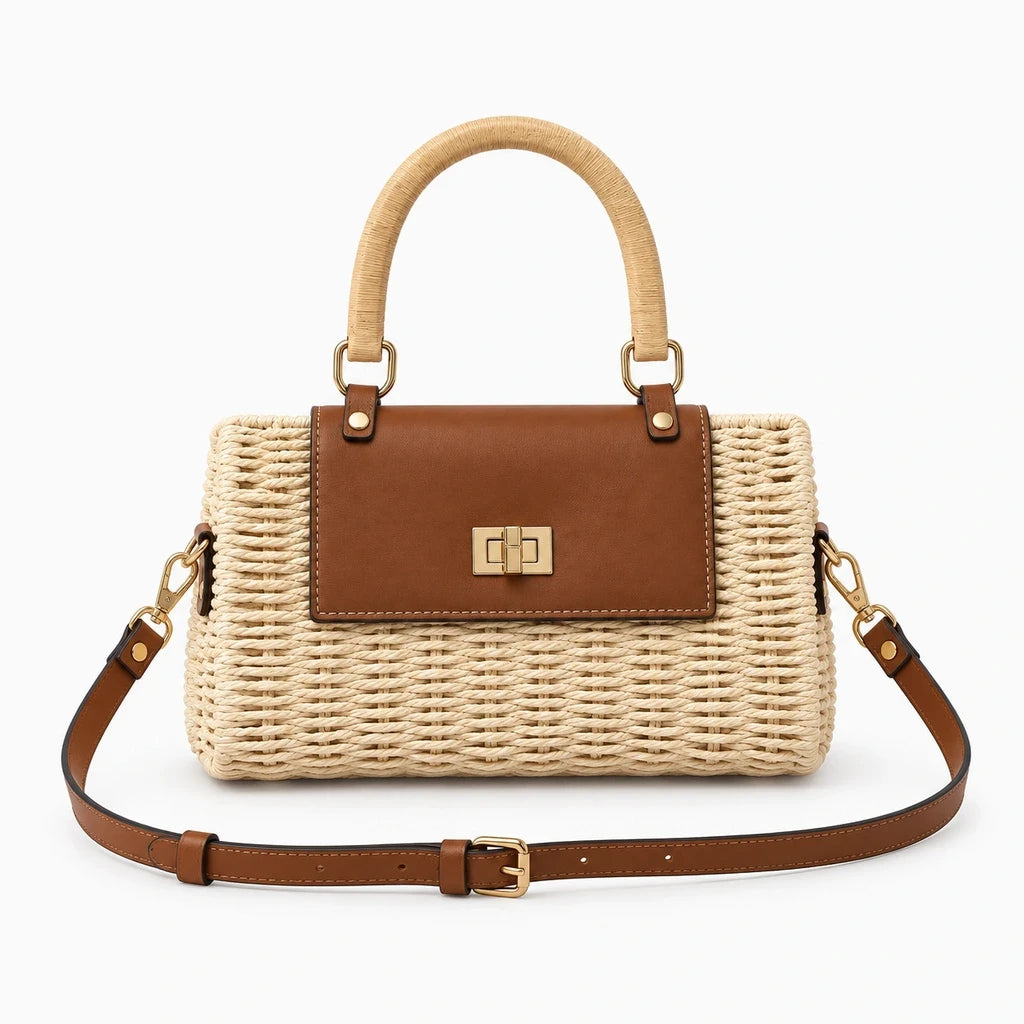 Sac bandoulière été en paille naturelle tressée, porté à l'épaule pour les sorties plage