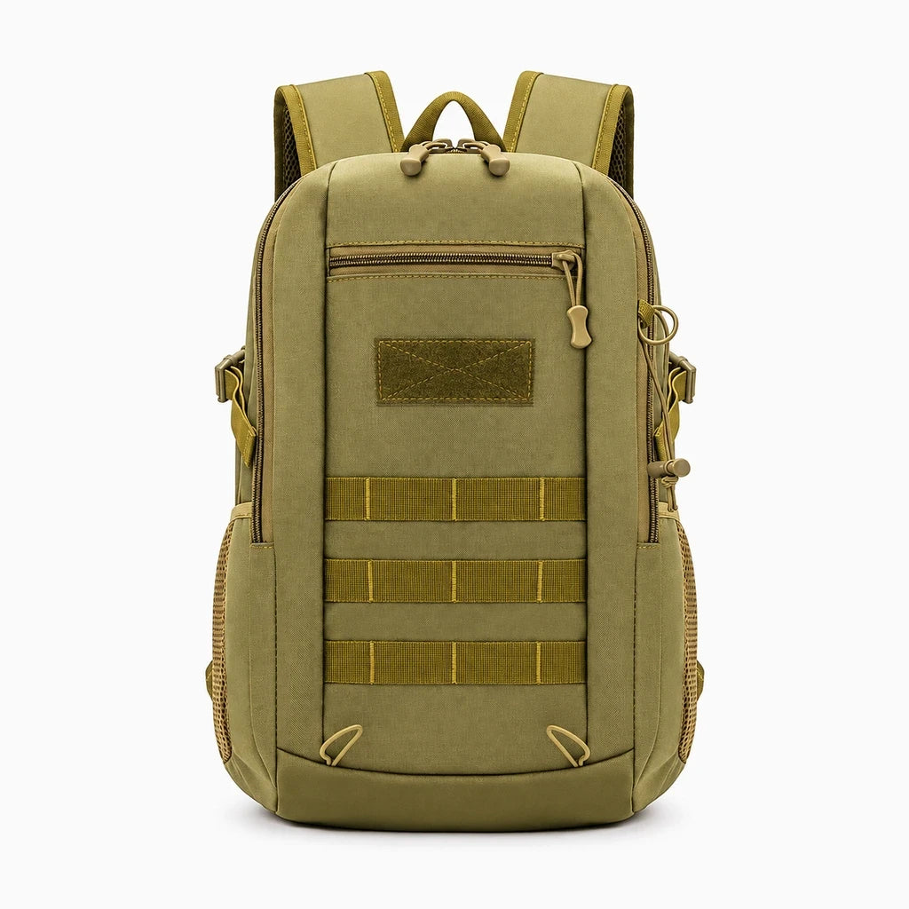 Sac kaki compact porté en randonnée sur les sentiers de montagne