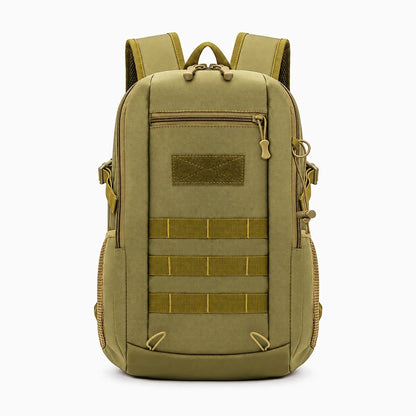 Sac kaki compact porté en randonnée sur les sentiers de montagne