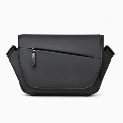 Sac messager noir porté en bandoulière sur la poitrine