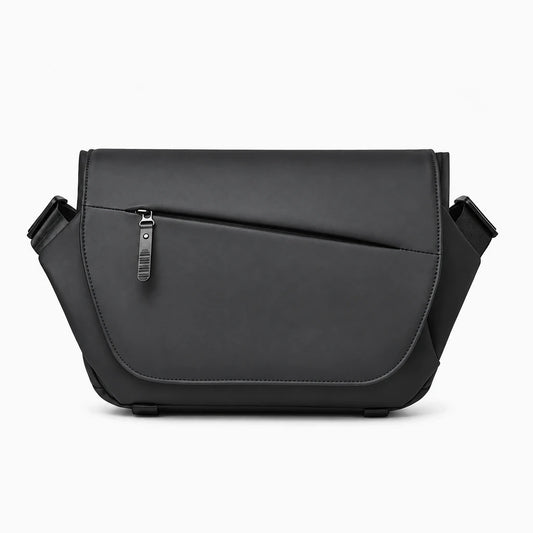 Sac messager noir porté en bandoulière sur la poitrine