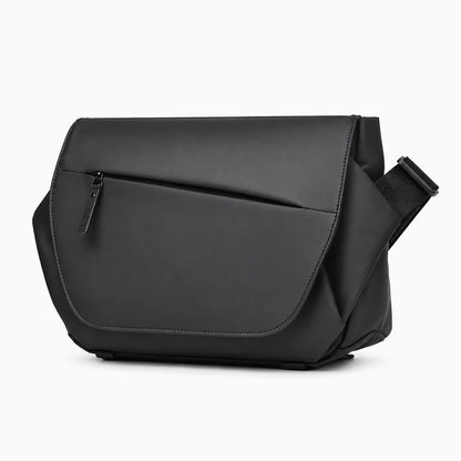 Intérieur spacieux du sac messager montrant les rangements