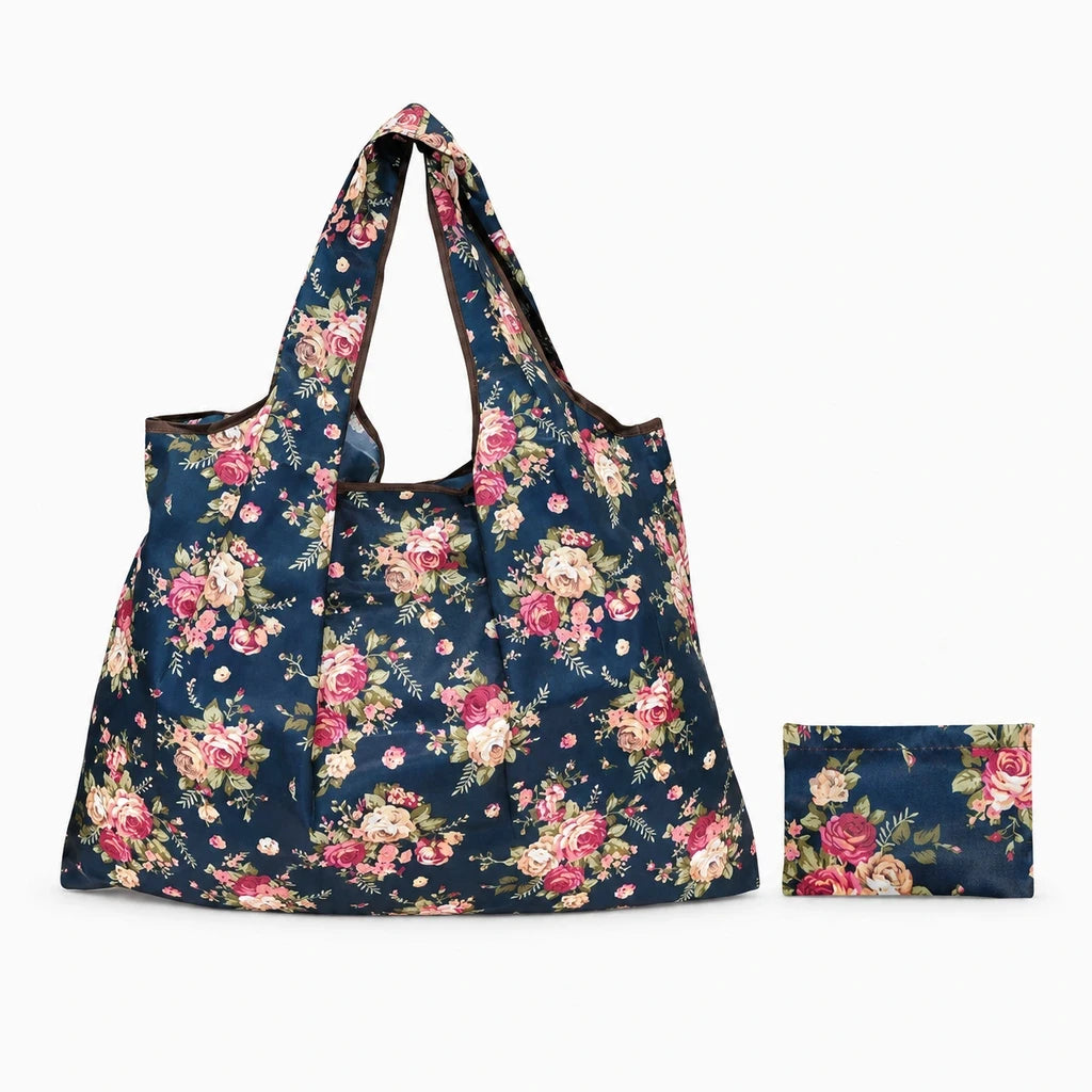 Sac pliable compact plié dans une poche de veste, prêt à se déplier pour les courses