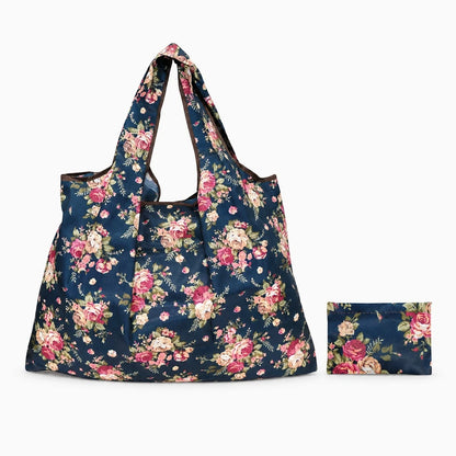 Sac pliable compact plié dans une poche de veste, prêt à se déplier pour les courses