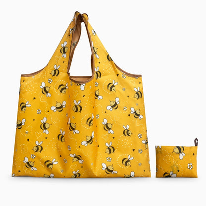 Sac pliable rangé dans un sac à main aux côtés d'autres accessoires du quotidien