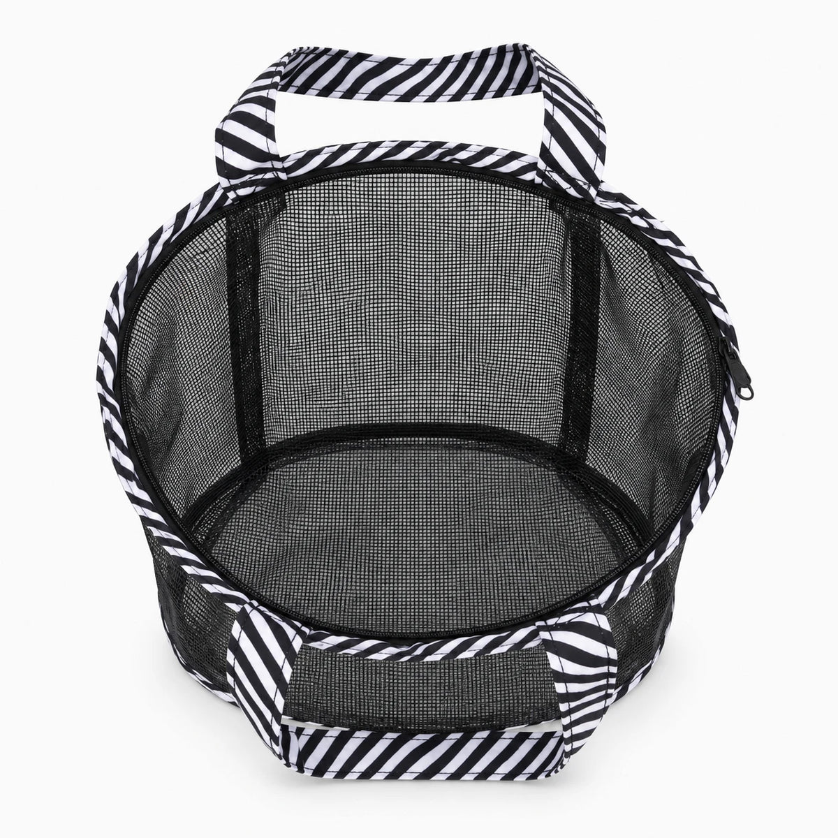 Accessoire de toilette femme en tissu léger, glissé dans un sac de voyage