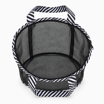 Accessoire de toilette femme en tissu léger, glissé dans un sac de voyage