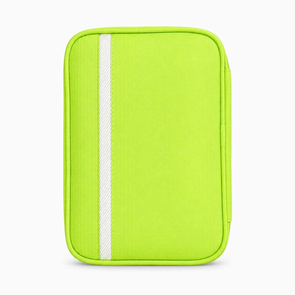 Trousse de toilette compacte suspendue dans une salle de bain
