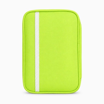 Trousse de toilette compacte suspendue dans une salle de bain