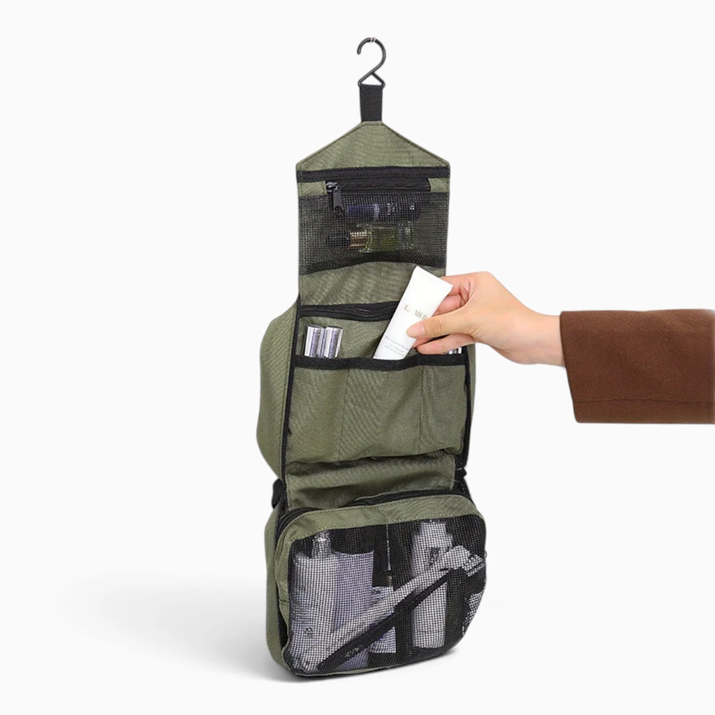 Détail des poches intérieures de la trousse de toilette pour voyager, aménagées pour chaque produit